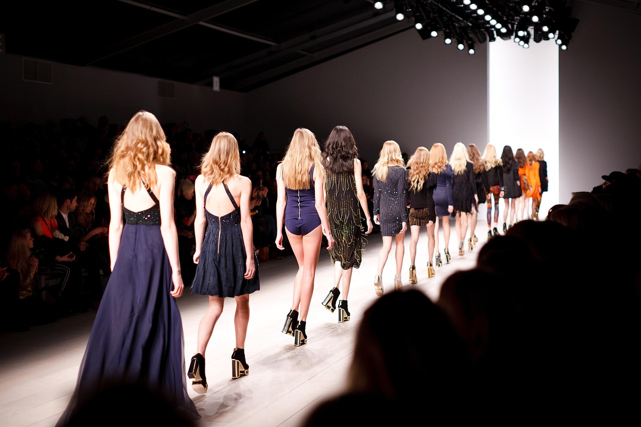 entdecken sie die neuesten trends in der modewelt. von eleganten outfits bis hin zu lässigen styles – lassen sie sich von unserer auswahl inspirieren und finden sie ihren einzigartigen look.